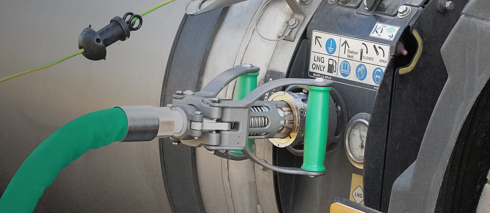 LNG Truck Refueling with ELAFLEX Nozzle For LNG